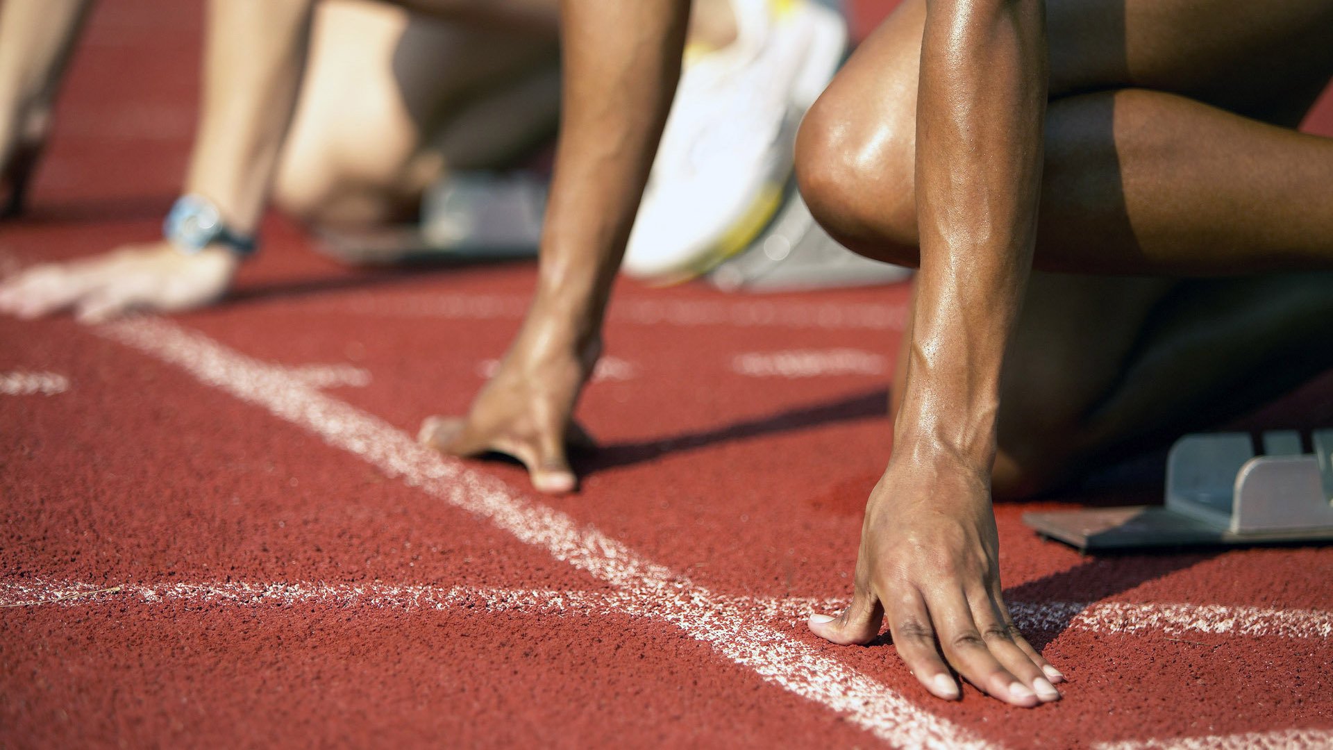 战术风格明显变化从被动防守转向主动压迫收到良好效果，被动就要挨打,防守终究不是解决问题的根本所在